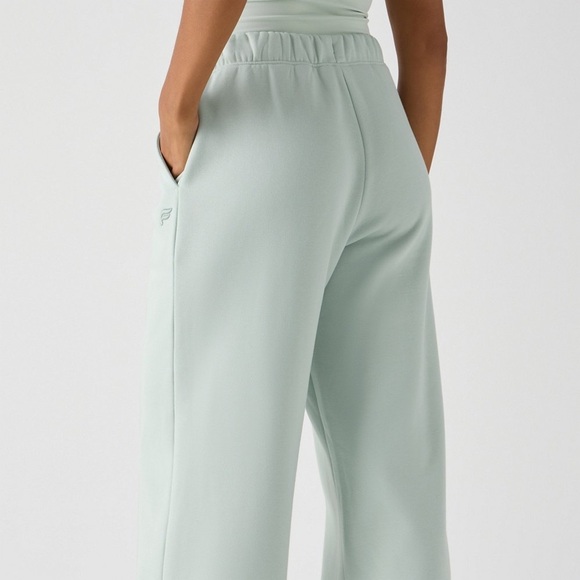 NWT Fabletics Cozy Fleece Wide Leg Sweatpant - Picture 2 of 10